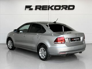 2018 Volkswagen Polo V Рестайлинг, серебристый, 1349000 рублей, вид 2