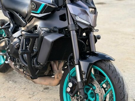 2024 Yamaha MT-09 (FZ-09), серый, 1320000 рублей, вид 2