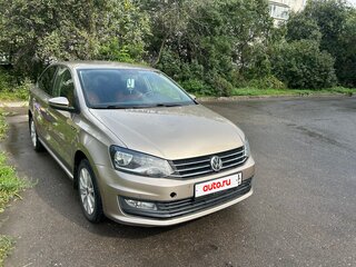 2015 Volkswagen Polo V Рестайлинг, бежевый, 900000 рублей, вид 1