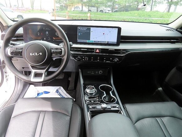 2023 Kia K5 III Рестайлинг, белый - вид 5