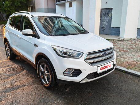 2017 Ford Kuga II Рестайлинг, белый, 1580000 рублей, вид 1