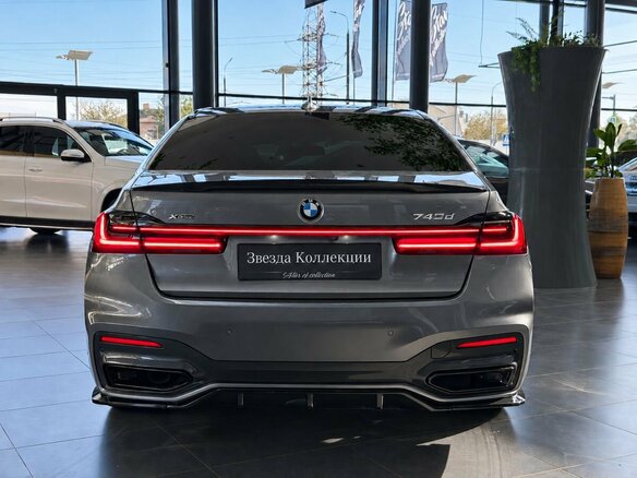 2020 BMW 7 серии 740d xDrive VI (G11/G12) Рестайлинг, серый, 7000000 рублей - вид 5
