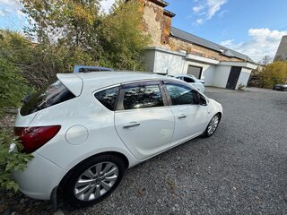 2011 Opel Astra J, белый, 650000 рублей, вид 2