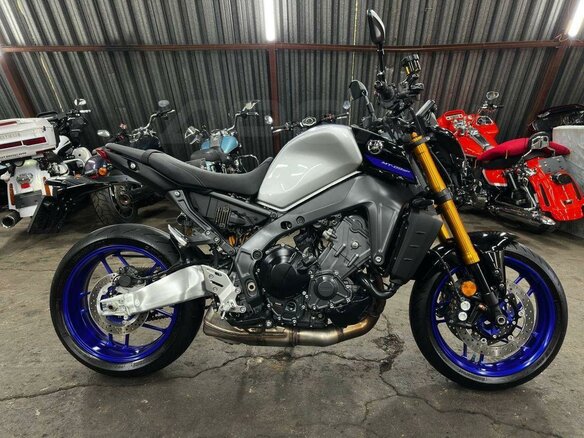 2023 Yamaha MT-09 (FZ-09), серебристый, 1150000 рублей - вид 2