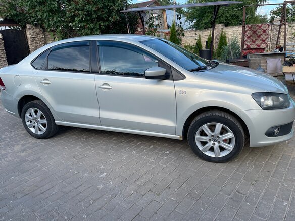 2013 Volkswagen Polo V, серебристый, 720000 рублей - вид 3