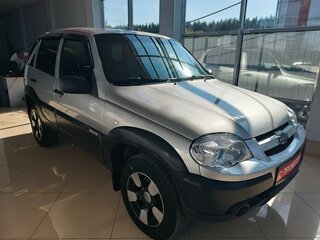 2018 Chevrolet Niva I Рестайлинг, серебристый, 756000 рублей, вид 3