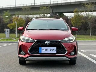 2022 Toyota Yaris IV, красный, 1170005 рублей, вид 2