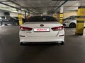 2019 Kia Optima IV Рестайлинг, белый, 1690000 рублей - вид 2