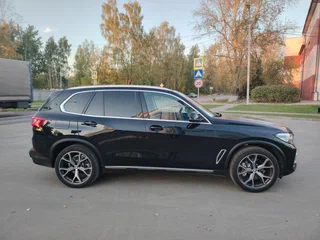 2020 BMW X5 25d IV (G05/G18), чёрный, 5530000 рублей, вид 4
