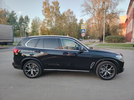 2020 BMW X5 25d IV (G05/G18), чёрный, 5530000 рублей, вид 4