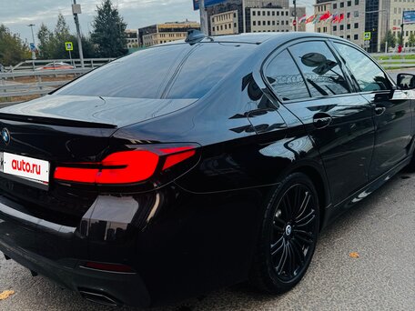 2021 BMW 5 серии 520d xDrive VII (G30/G31/G38) Рестайлинг, чёрный, вид 4