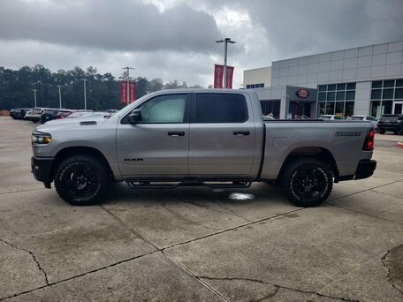2025 Ram 1500 Crew Cab V Рестайлинг, серебристый, 6151000 рублей, вид 2