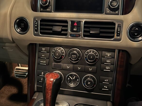 2012 Land Rover Range Rover Supercharged III Рестайлинг 2, коричневый, 2000000 рублей - вид 12