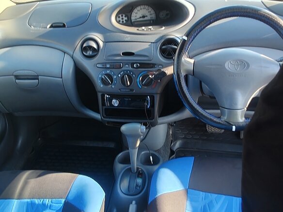 1999 Toyota Vitz I (P10), серебристый, 320000 рублей - вид 10