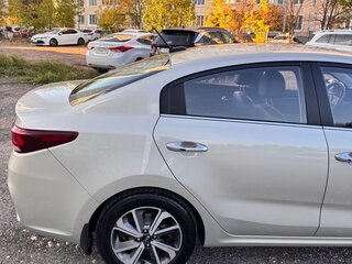 2019 Kia Rio IV, серый, 1700000 рублей, вид 4