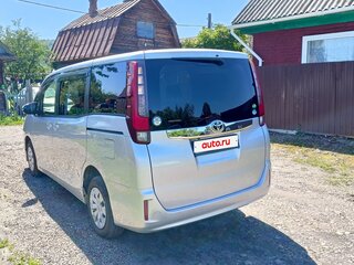 2017 Toyota Noah III (R80) Рестайлинг, серебристый, 2450000 рублей, вид 3