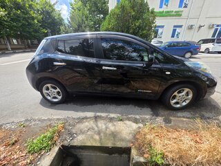 2011 Nissan Leaf I (ZE0/AZE0), чёрный, 830000 рублей, вид 4
