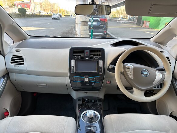 2012 Nissan Leaf (EM57) I (ZE0/AZE0), серебристый, 500000 рублей - вид 6