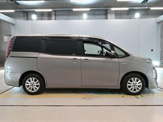2017 Toyota Noah III (R80) Рестайлинг, серебристый, 1625000 рублей, вид 3