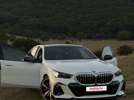 2024 BMW 5 серии 530i xDrive VIII (G60/G61/G68), белый, 6999999 рублей, вид 2