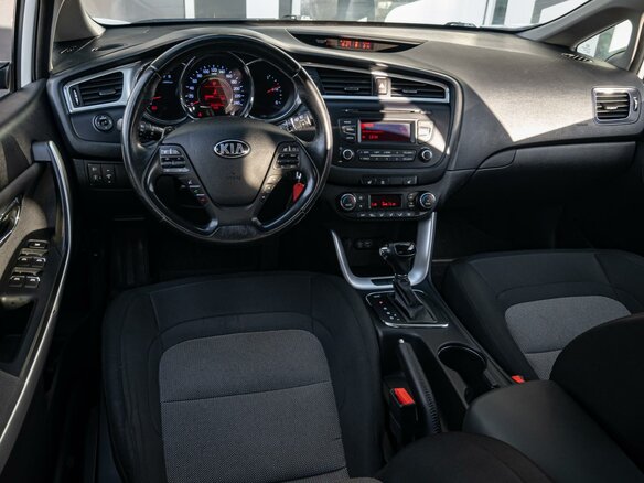2017 Kia Ceed II Рестайлинг, белый, 1445000 рублей - вид 5