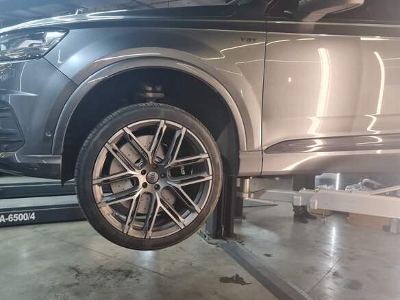 2016 Audi SQ7 I (4M), серый, 8050000 рублей - вид 15