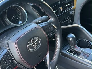 2022 Toyota Camry VIII (XV70) Рестайлинг, белый, 3350000 рублей, вид 5