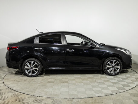 2018 Kia Rio IV, чёрный, 1399700 рублей, вид 4