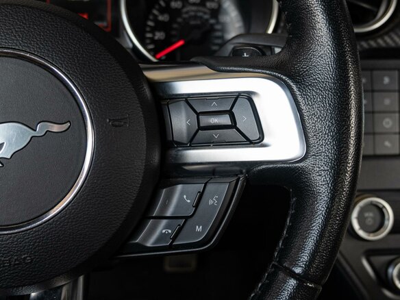 2020 Ford Mustang VI Рестайлинг, красный, 3490000 рублей - вид 17