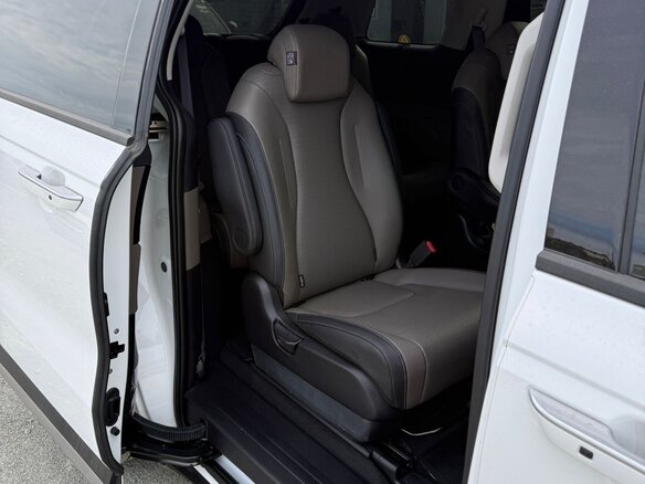 2024 Kia Carnival IV Рестайлинг, белый, 6300000 рублей - вид 10