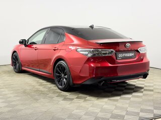 2021 Toyota Camry VIII (XV70) Рестайлинг, красный, 2650000 рублей, вид 2