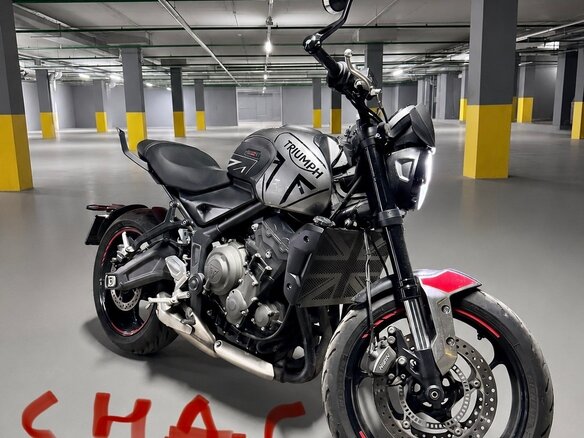2021 Triumph Trident 660, серебристый, 700000 рублей