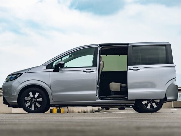 2025 Honda Freed Air III, серебристый - вид 3