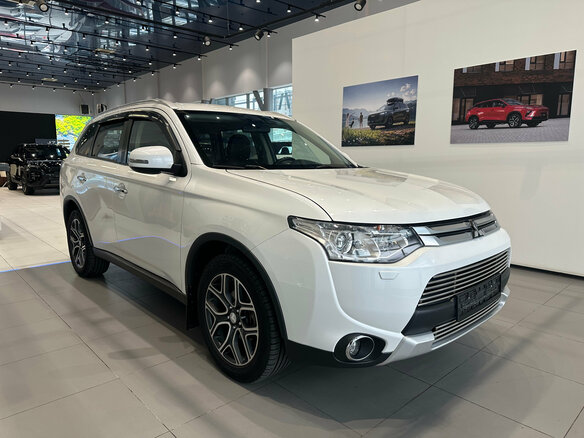 2014 Mitsubishi Outlander III Рестайлинг, белый, 1570000 рублей - вид 2