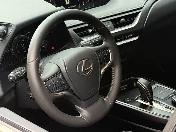 2020 Lexus UX 300e I, серебристый, 1567202 рублей - вид 4