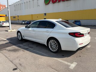 2022 BMW 5 серии 520i VII (G30/G31/G38) Рестайлинг, белый, 4550000 рублей, вид 5