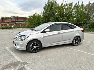 2015 Hyundai Solaris I Рестайлинг, серебристый, 895000 рублей, вид 3