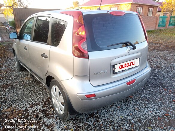 2011 Nissan Note I Рестайлинг, серебристый, 700000 рублей - вид 2