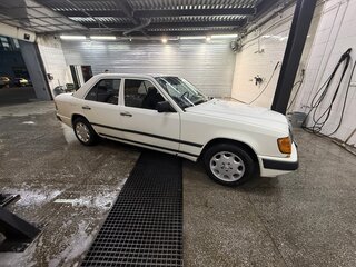 1985 Mercedes-Benz W124 230 4-speed, белый, 430000 рублей, вид 2
