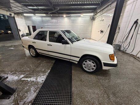 1985 Mercedes-Benz W124 230 4-speed, белый, 430000 рублей, вид 2