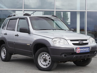 2017 Chevrolet Niva I Рестайлинг, серебристый, 591000 рублей, вид 3