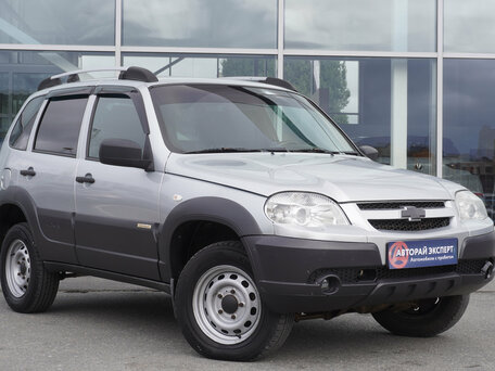 2017 Chevrolet Niva I Рестайлинг, серебристый, 591000 рублей, вид 3