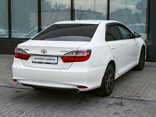 2017 Toyota Camry VII (XV50) Рестайлинг, белый, 2459000 рублей, вид 5