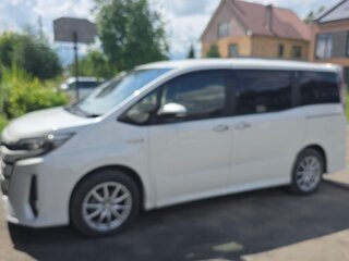 2018 Toyota Noah III (R80) Рестайлинг, красный, 2200000 рублей, вид 4