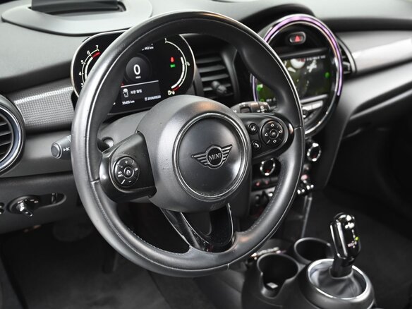 2023 Mini Hatch Cooper III (F55/F56) Рестайлинг 2, красный - вид 6