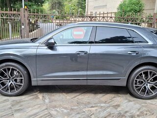 2018 Audi Q8 55 TFSI I (4M), серый, 7999999 рублей, вид 3