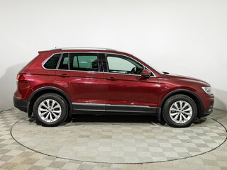 2017 Volkswagen Tiguan II, красный, 2099700 рублей, вид 4