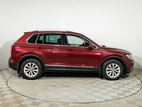 2017 Volkswagen Tiguan II, красный, 2099700 рублей, вид 4