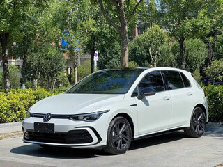 2022 Volkswagen Golf VIII, белый, 1760000 рублей, вид 1