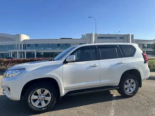 2018 Toyota Land Cruiser Prado 150 Series Рестайлинг 2, белый, 4490000 рублей, вид 5